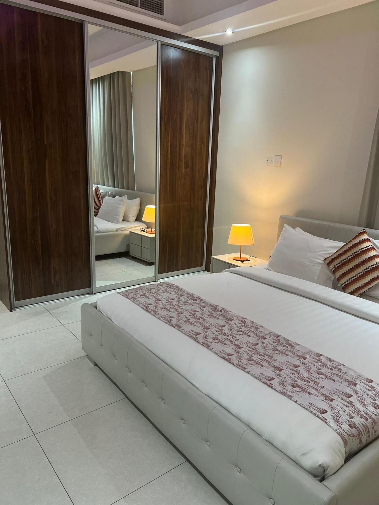 Sirius Tower Aparthotel Manama Exterior foto